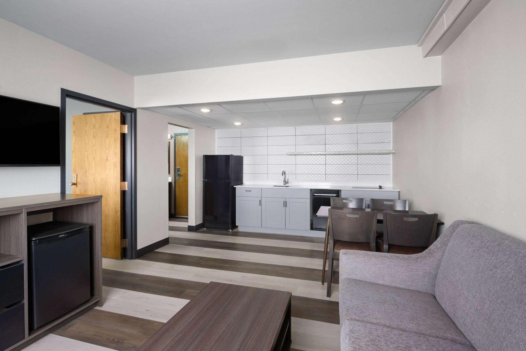 Super 8 By Wyndham Columbus Hotell Exteriör bild
